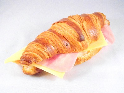 Croissantje met ham en kaas